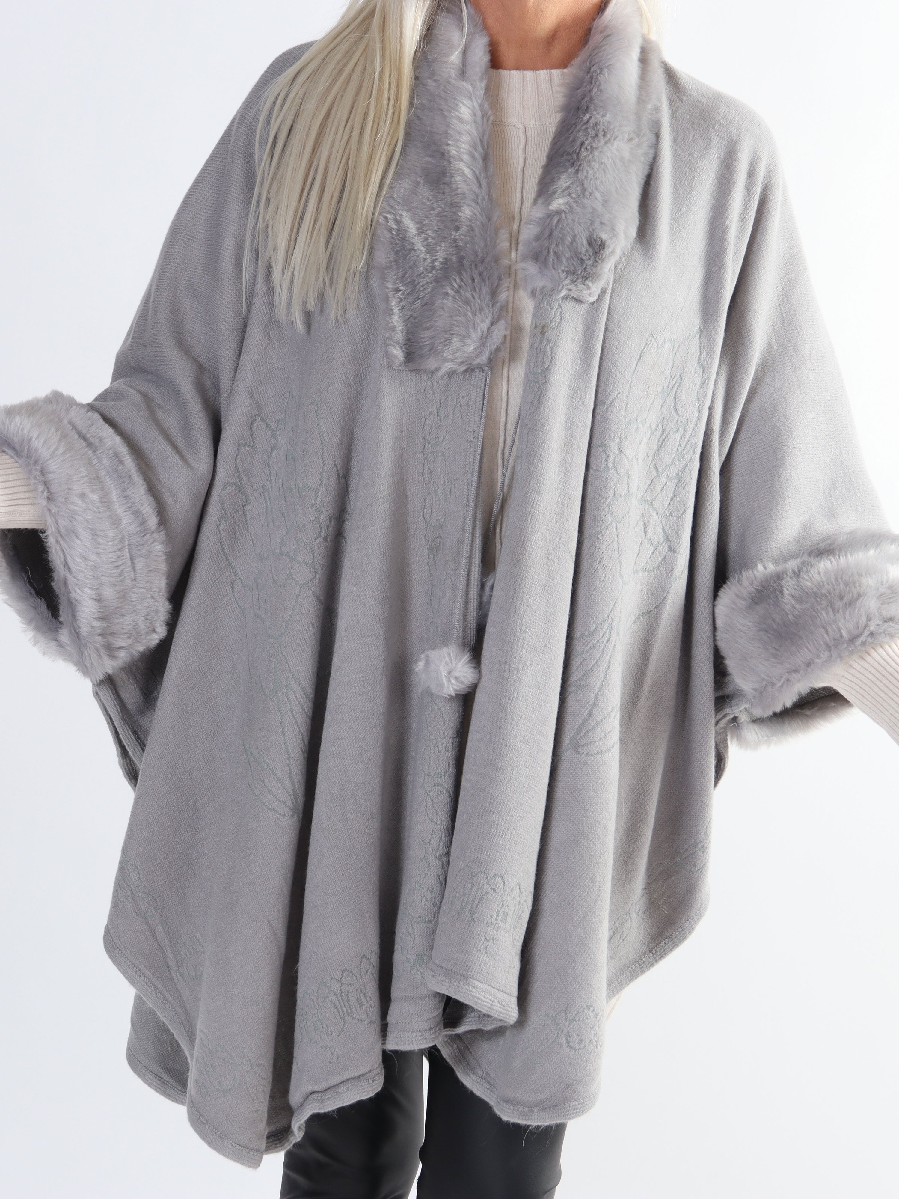 Manon - Plus size poncho med faux fur kant